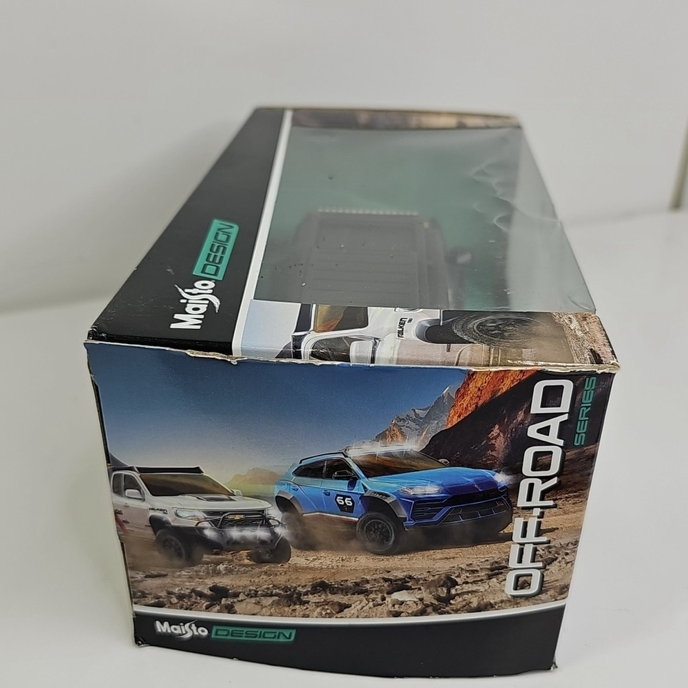 2021 Ford Bronco Badlands Dark Gray Maisto Design 1/24 Damaged Box - Picture 5 of 10